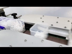 Automatische flache Flasche mit einem Etikettenumwickler