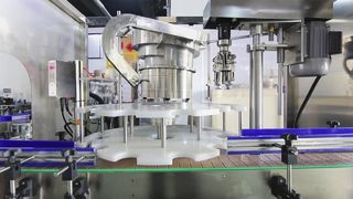 Automatischer ROPP-Verschließer RM100 mit Crimp-Drehverschlüssen aus Aluminium für Wein- und Spirituosenflaschen